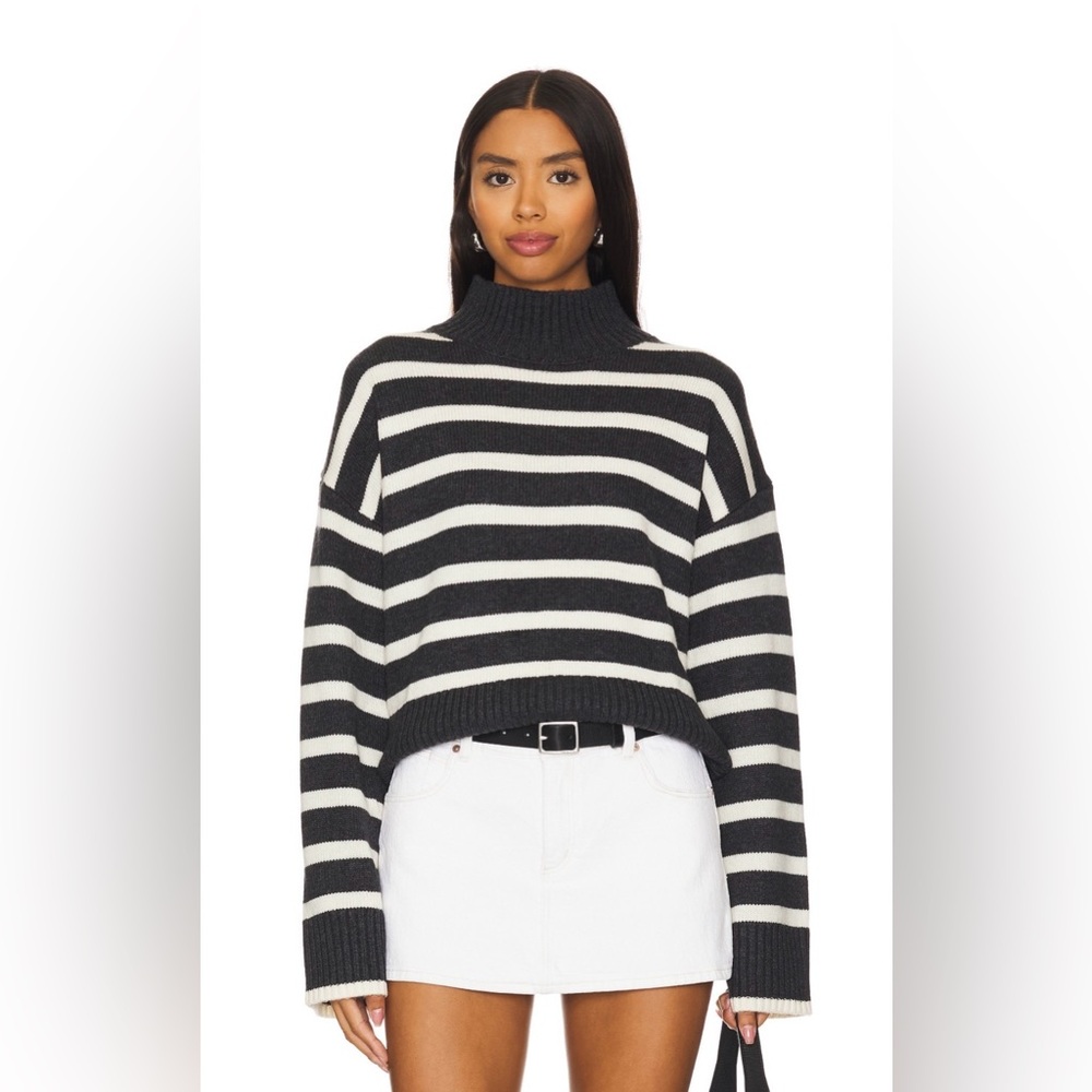 ASTR the Label Sophea Sweater Large Charcoal Cream Split Hem Knit NWOT
